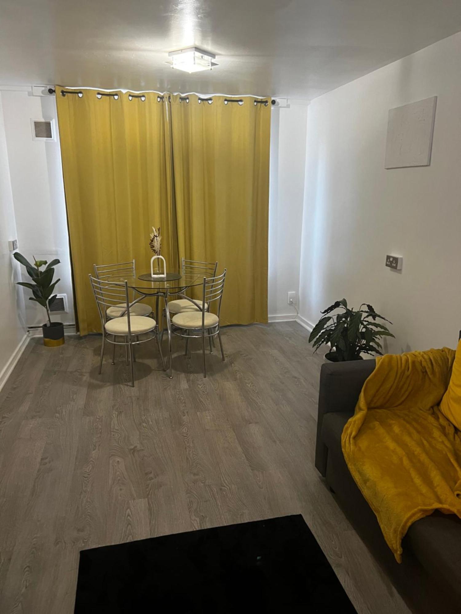 Stylish Near Excel London- Sleeps 4! * London